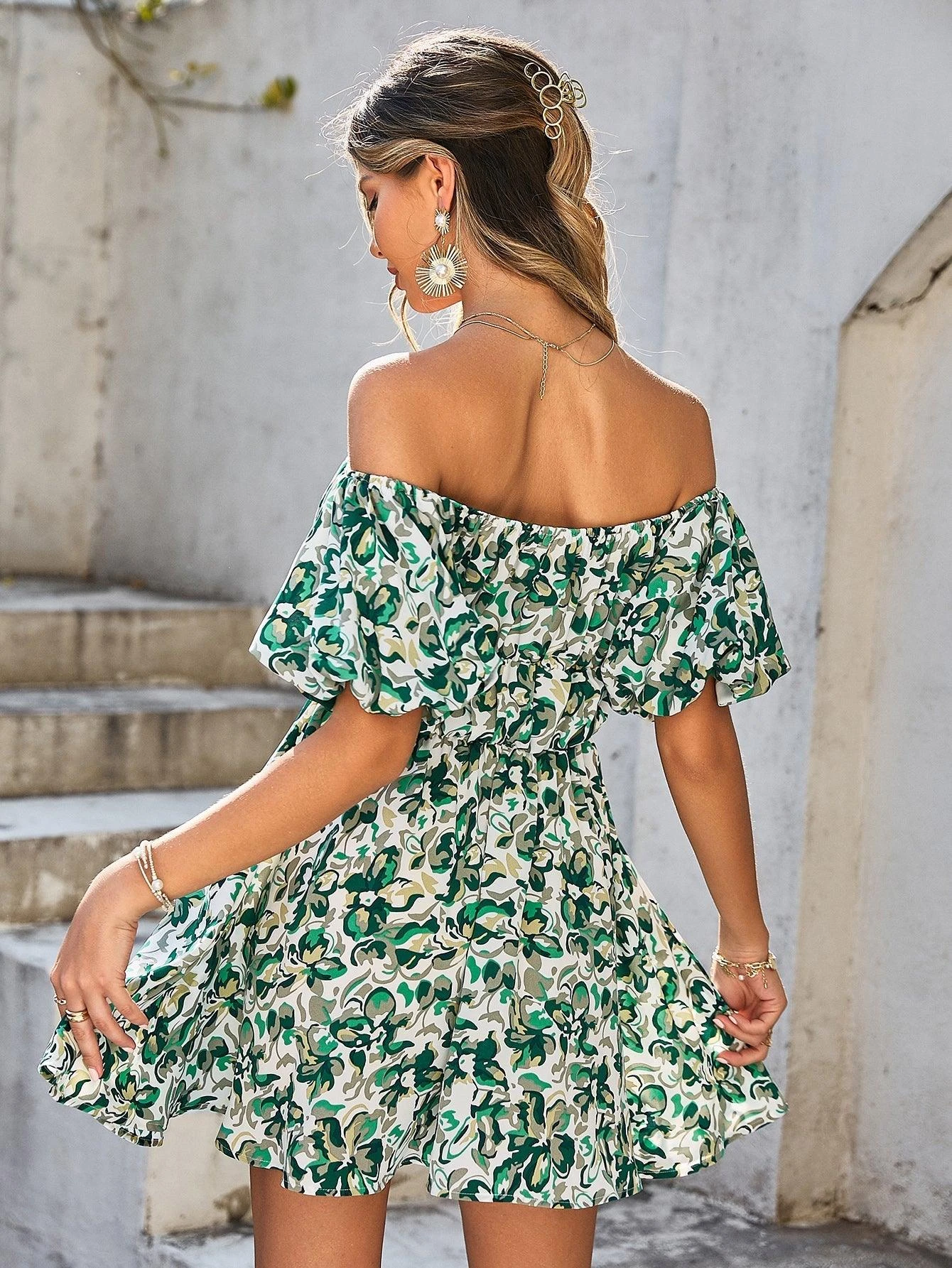 Mini Robe Verte Décolletée Imprimée 4 Mini Robe Verte Décolletée Imprimée – Image 2